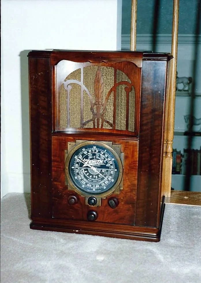 Quando la Radio Decideva per Te: Il Fascino Perduto dei Palinsesti e la Trappola della Scelta Infinita