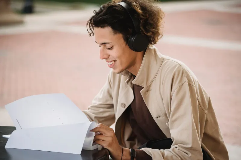 Gen Z e la Radio: Perché i Giovani Italiani Stanno Spegnendo lo Schermo per Accendere le Orecchie