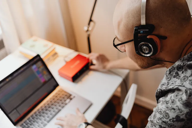 Cuffie e Contratti: La Musica che Trasforma l'Ufficio Italiano in una Macchina da Guerra